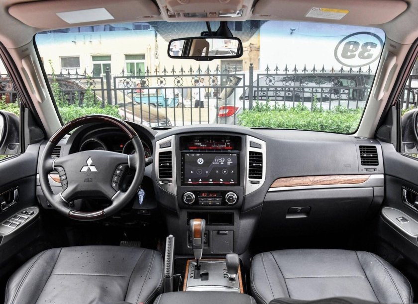 Мицубиси Паджеро 4 салон