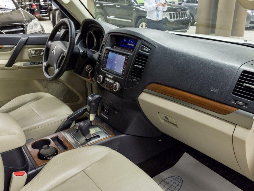 Mitsubishi Pajero 4 светлый салон