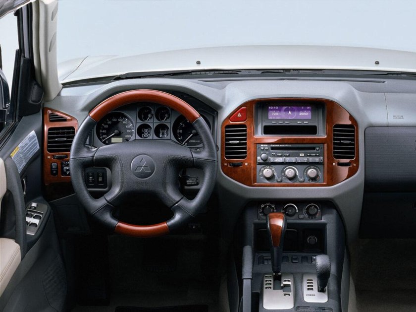 Mitsubishi Pajero 3 салон