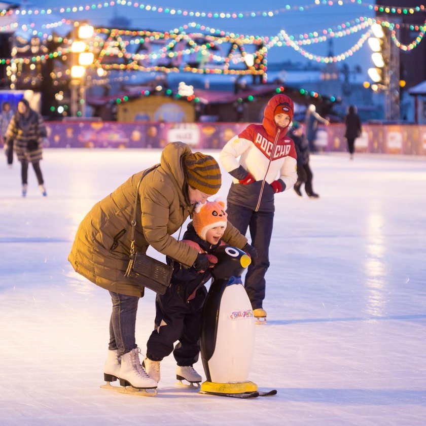 Дети на катке на красной площади