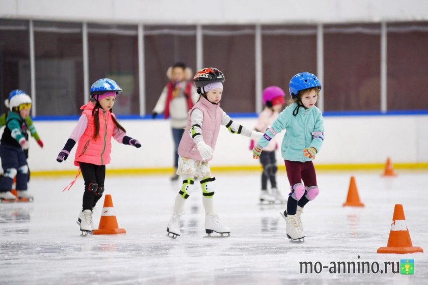 Дети катаются на коньках