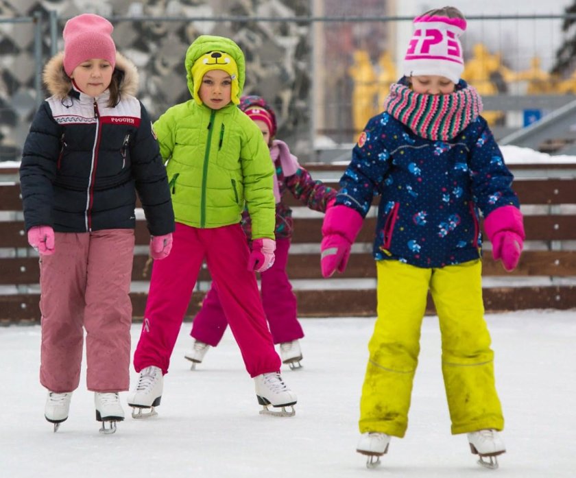 Дети катаются на коньках