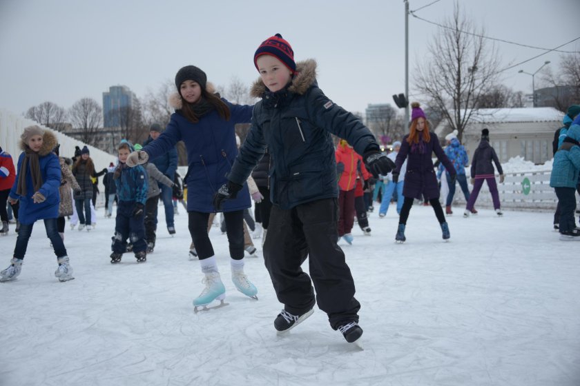 Дети на катке