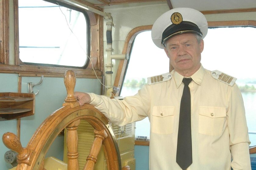 Капитан теплохода Борис полевой