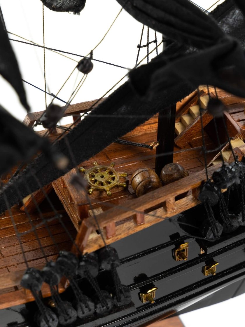 Чёрная Жемчужина корабль модель с подсветкой