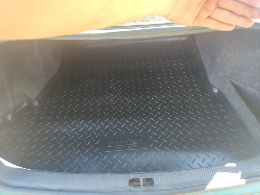 Этикетка на коврике в багажнике