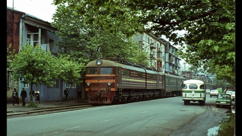 Вл8 на улице в Батуми