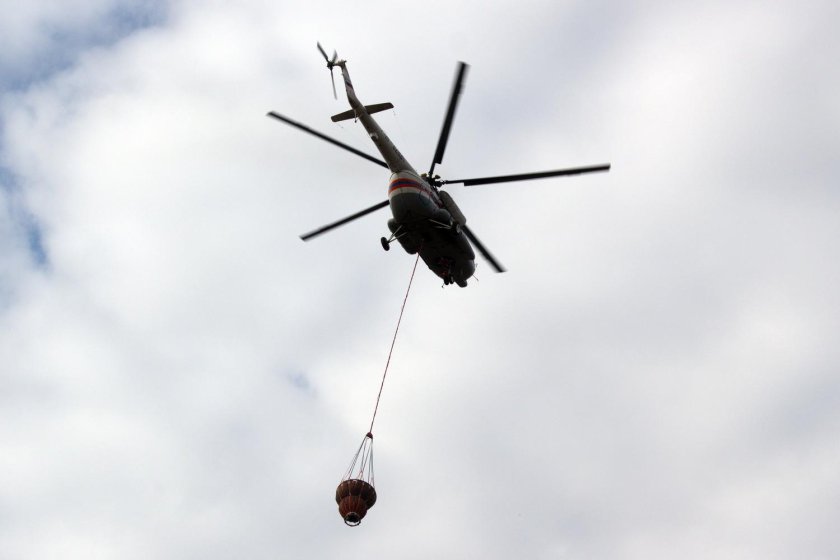 Вертолет над водой