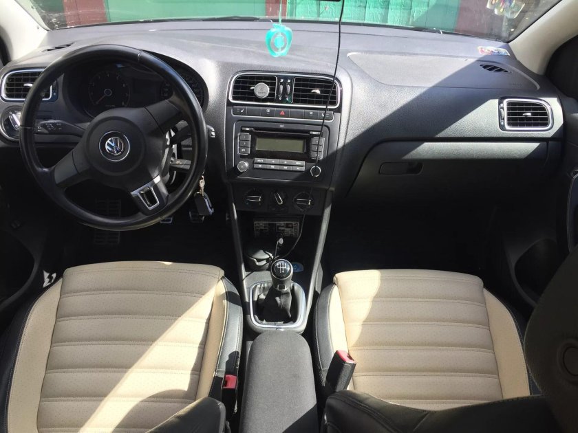 Белый салон поло седан