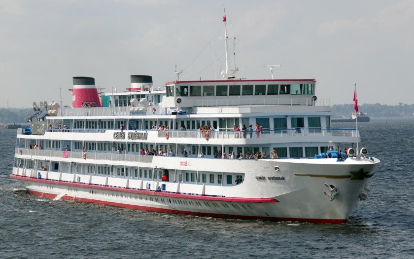 Теплоход Валериан Куйбышев