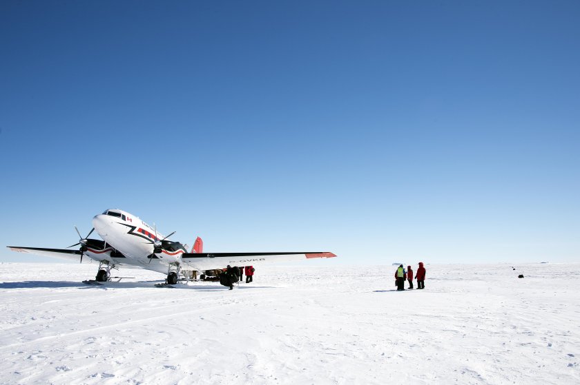 Самолет над Антарктидой