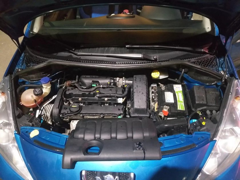 Пежо 207 1.4 подкапотное