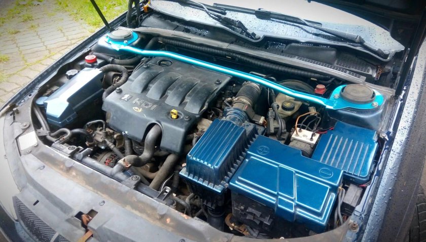 Подкапотное пространство Пежо 206