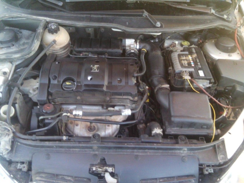 Пежо 206 1.4 под капотом