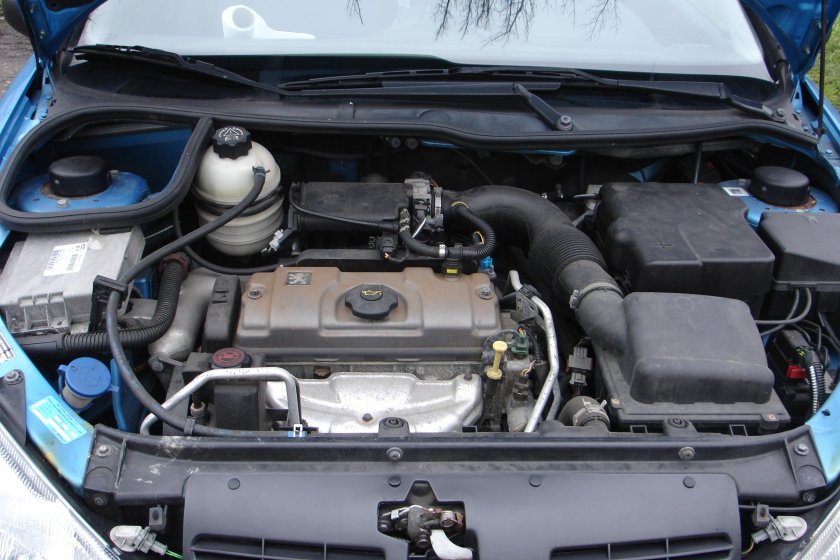 Моторный отсек Пежо 206 1.4