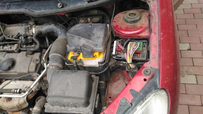 Пежо 206 1.4 2008 подкапотное