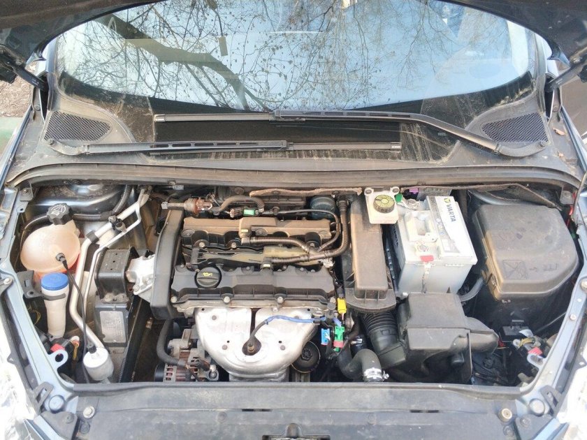 Подкапотка Пежо 206