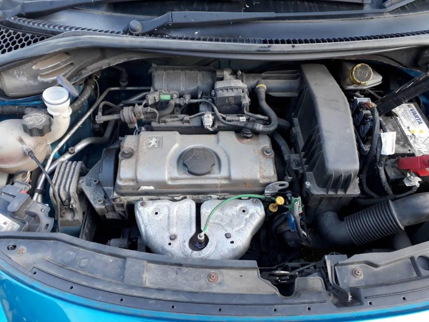Пежо 207, 1.4 моторный отсек