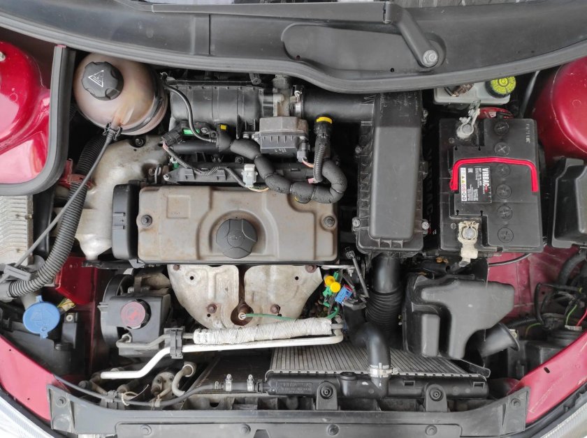 Моторный отсек Пежо 206 1.4