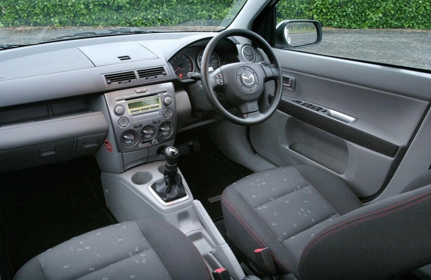 Mazda Demio 2002 салон