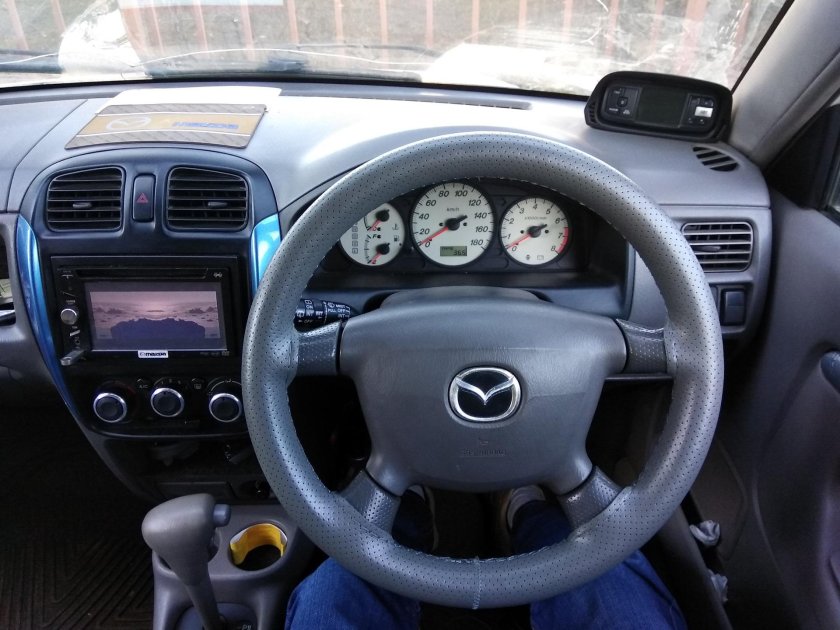 Mazda Demio 2002 салон