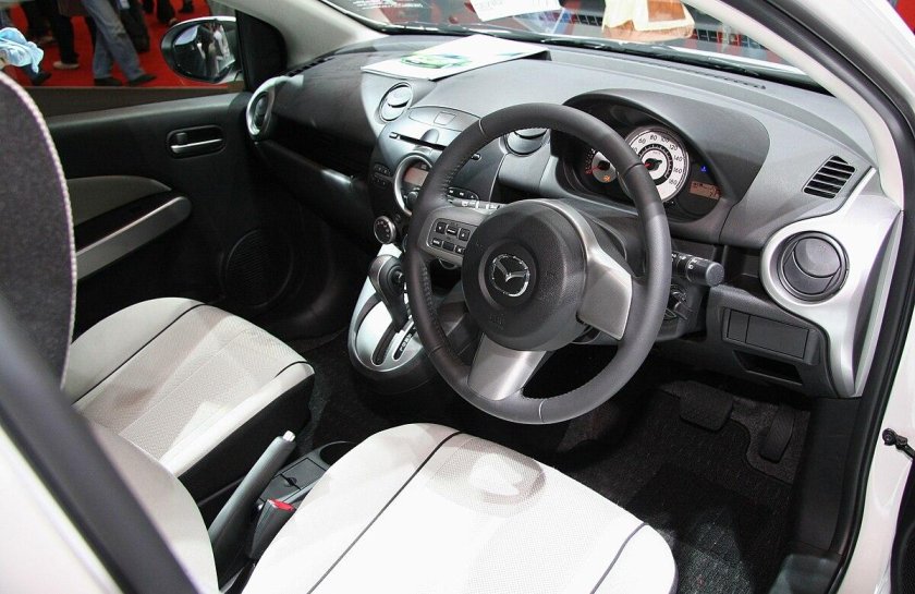 Mazda Demio 2 салон