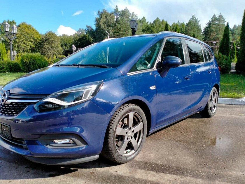 Opel Zafira c Рестайлинг