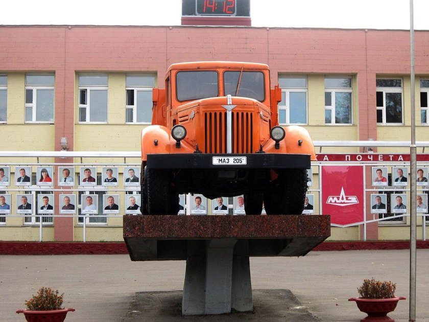 МАЗ-205 памятник
