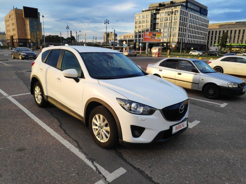 Черная крыша на белом авто Мазда СХ-5