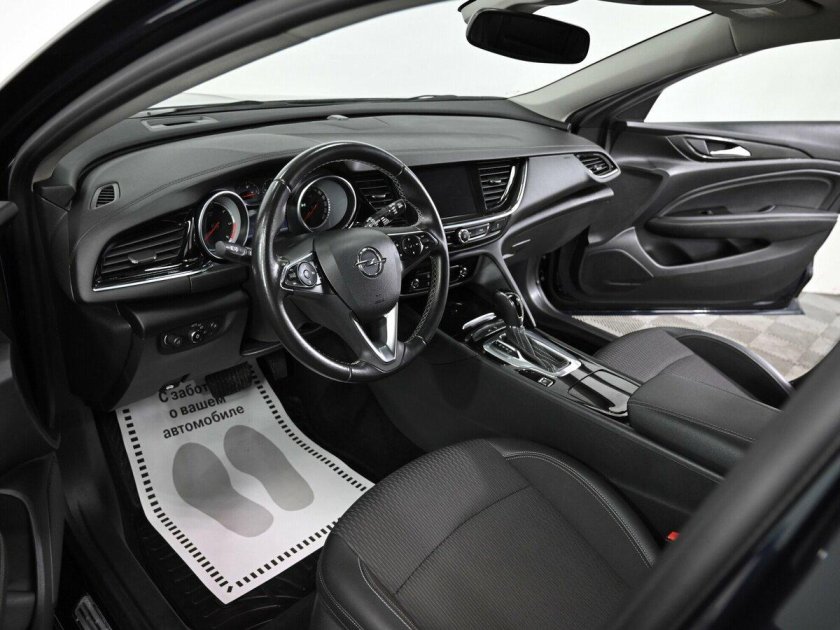 Aston Martin DBS Superleggera салон