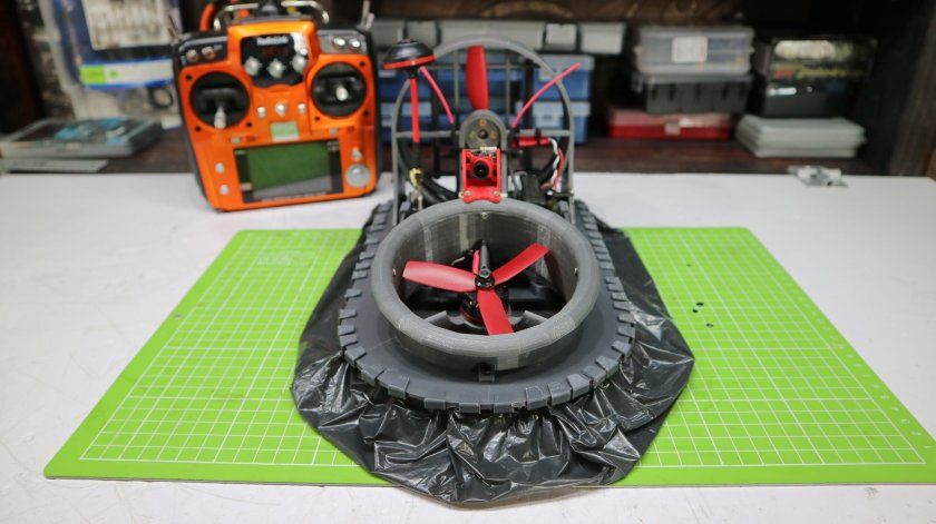 Радиоуправляемое судно на воздушной подушке