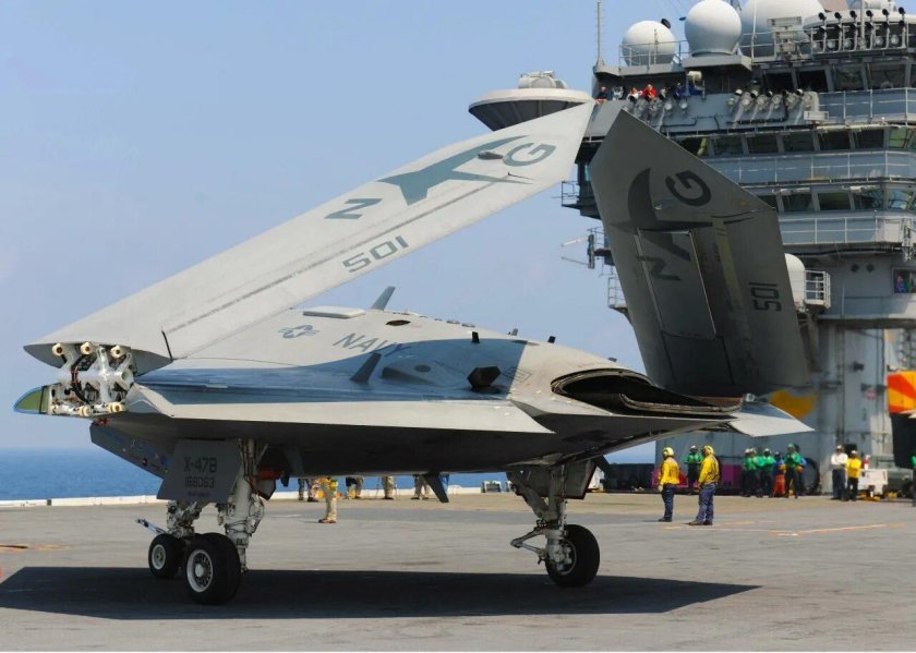Беспилотник США X-47b.