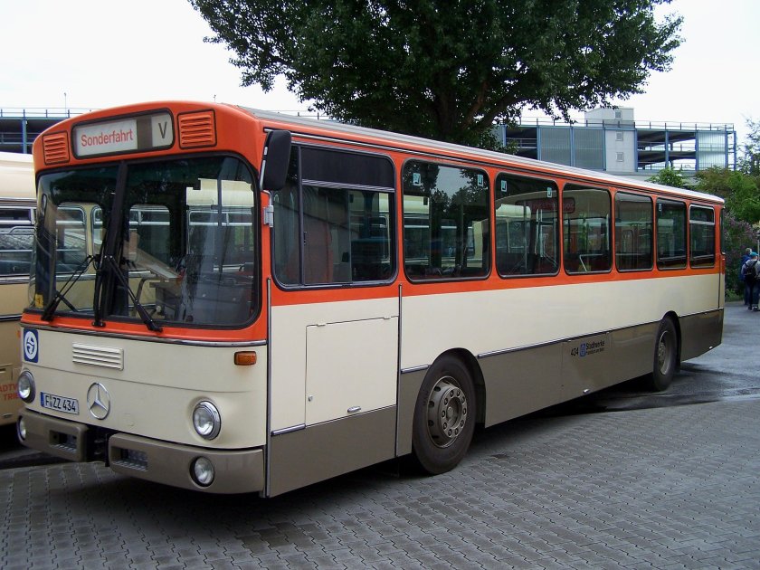 Mercedes-Benz o305