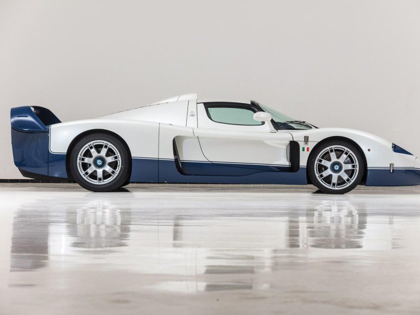 Суперкар Мазерати MC 12