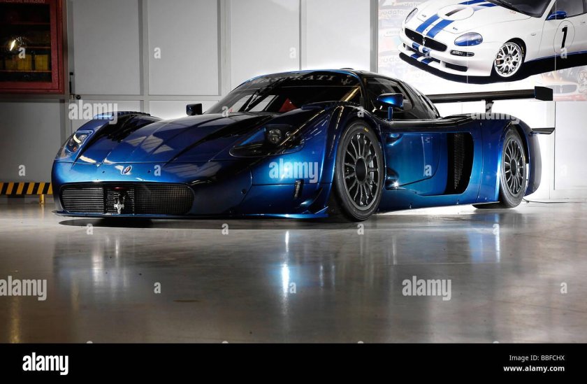 Машина Maserati mc12