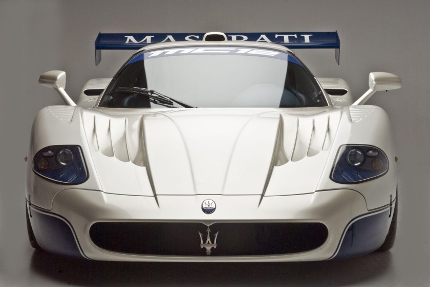 Машина Maserati mc12