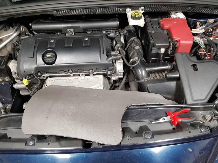 Шумоизоляция двигателя Пежо 308