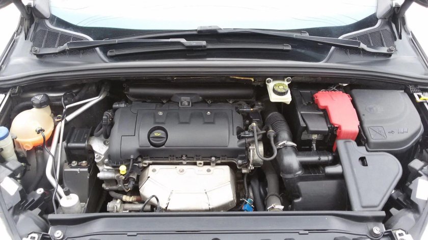 Моторный отсек Пежо 408