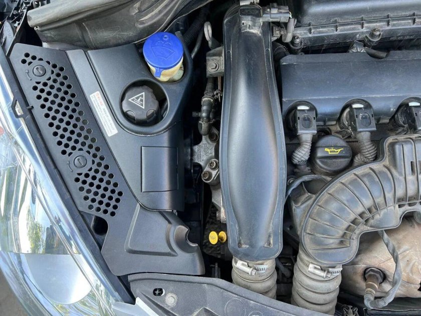 Подкапотное пространство Пежо 207 1.4