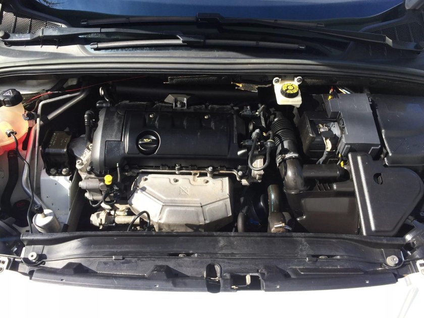 Подкапотное пространство Пежо 408