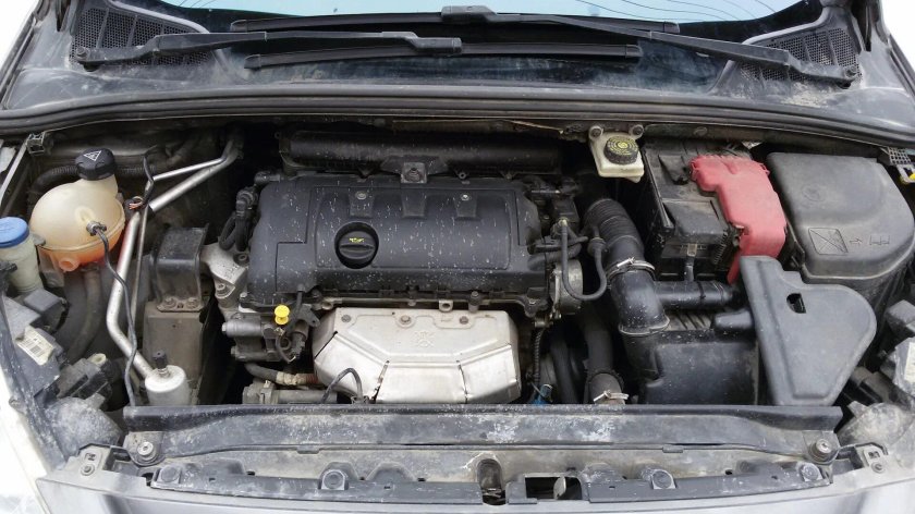 Моторный отсек Пежо 308