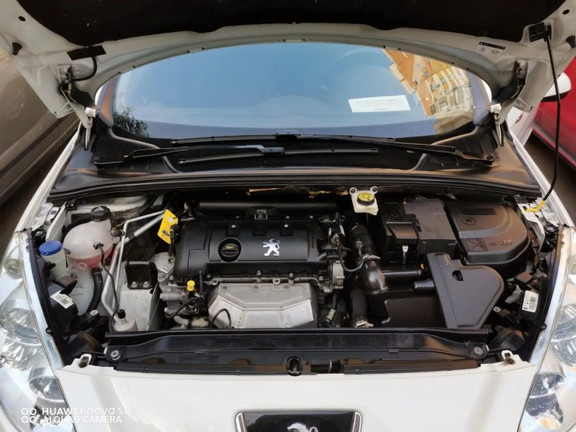 Подкапотное пространство Пежо 408