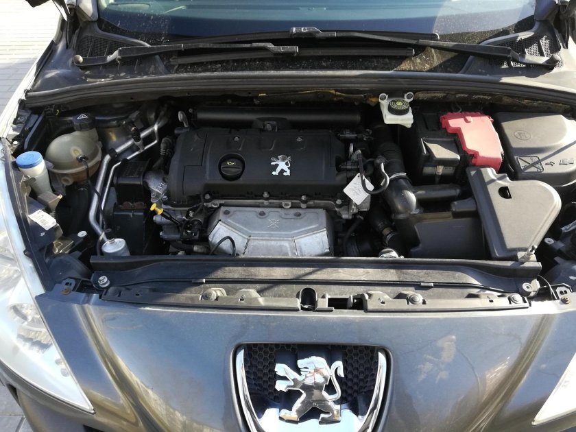 Моторный отсек Пежо 408