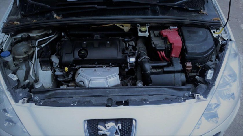 Подкапотное пространство Пежо 408