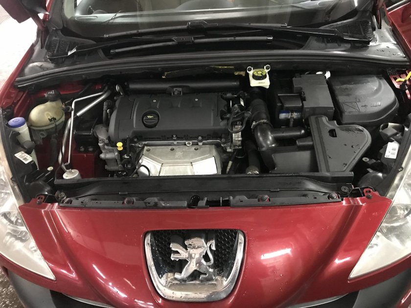 Моторный отсек Пежо 308