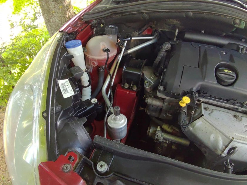 Подкапотка Пежо 307