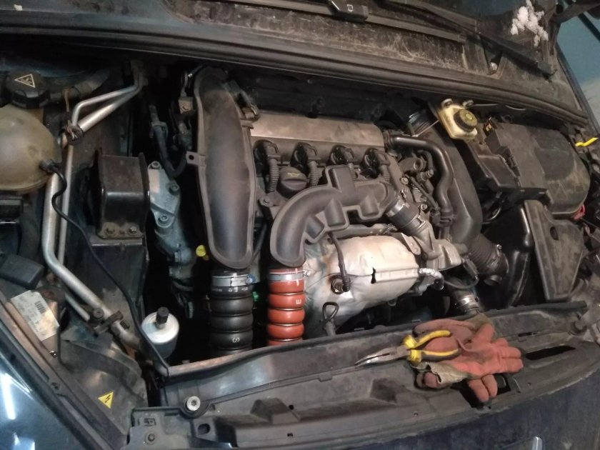Подкапотное пространство Peugeot 308