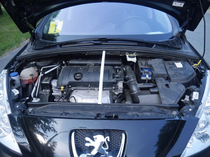 Открытый капот Пежо 308