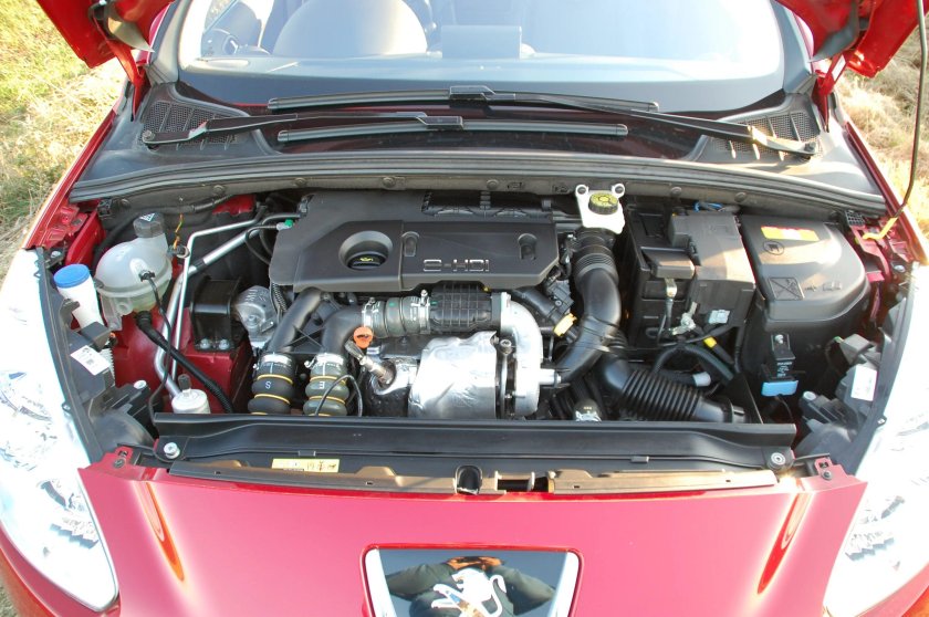 Подкапотное пространство Peugeot 308