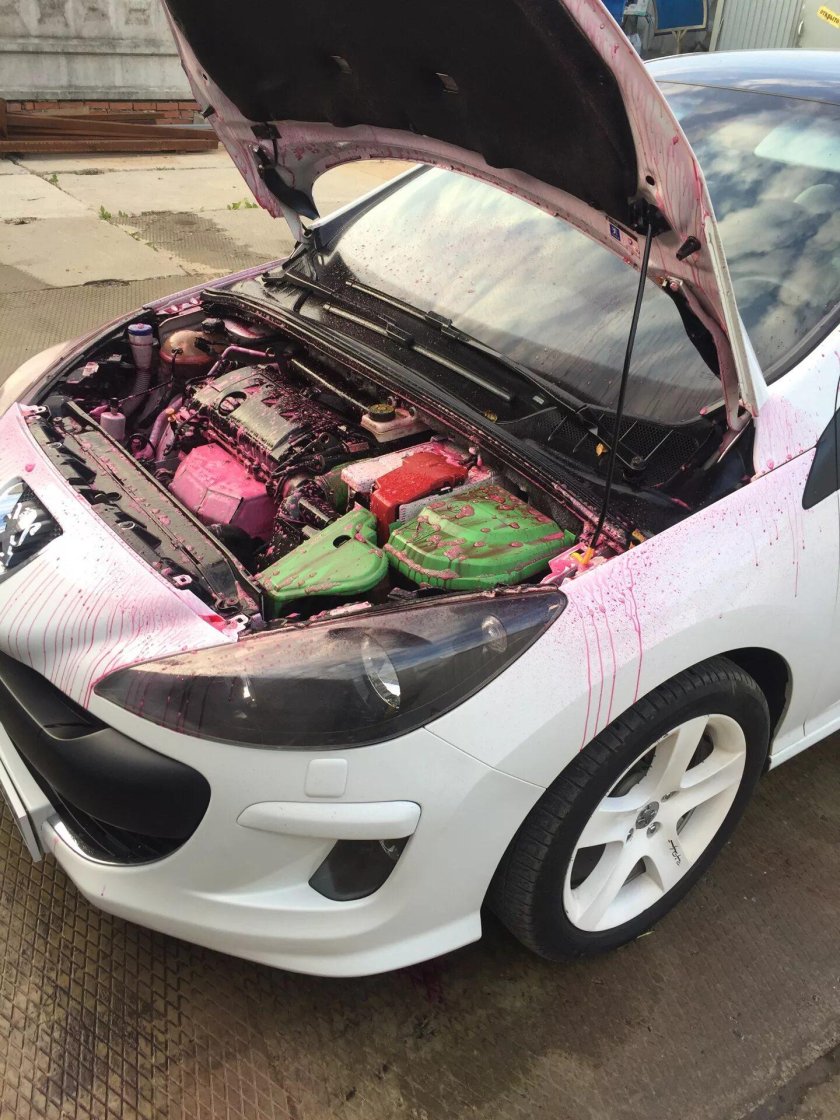 Открытый капот Пежо 308